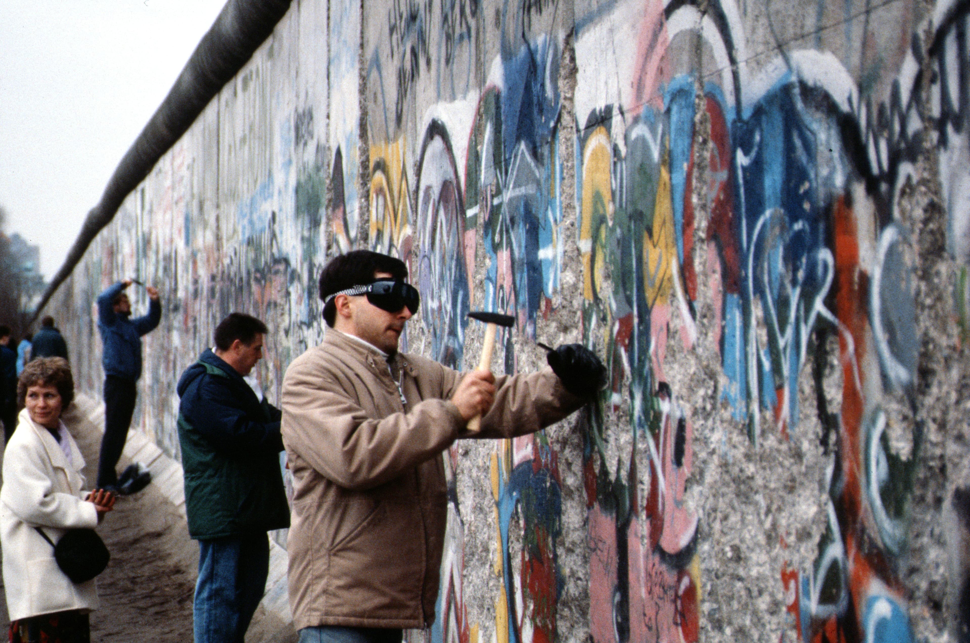 Berlin Wall's Collapse and Its Immediate Impact, File:Berlin 1989, Fall der Mauer, Chute du mur 08.jpg - Wikimedia Commons