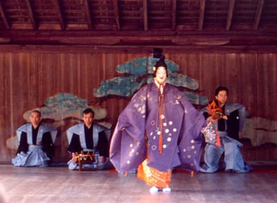 Incorporation of elements from global theatre traditions, Théâtre Nô - Vikidia, l’encyclopédie des 8-13 ans