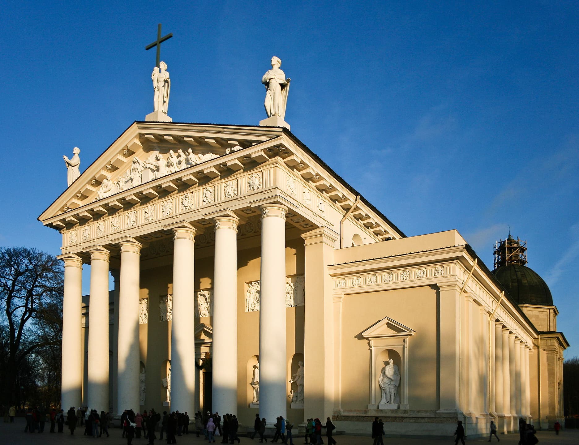 Key characteristics of architectural styles, File:Vilnius Cathedral Facade.jpg - Wikimedia Commons