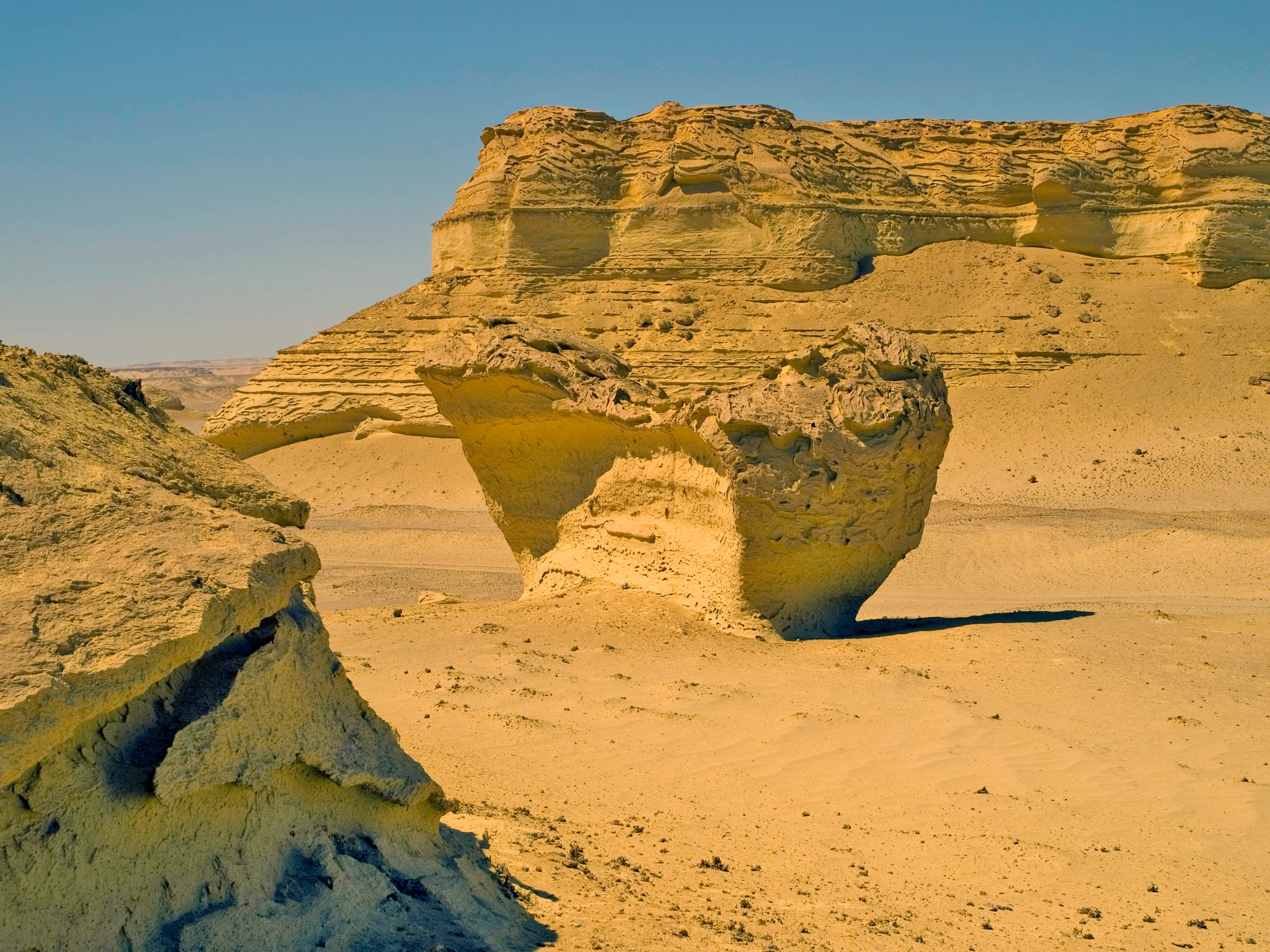 Mechanisms of Wind Erosion, File:Wind erosion in Wadi Al-Hitan.jpg - Wikimedia Commons