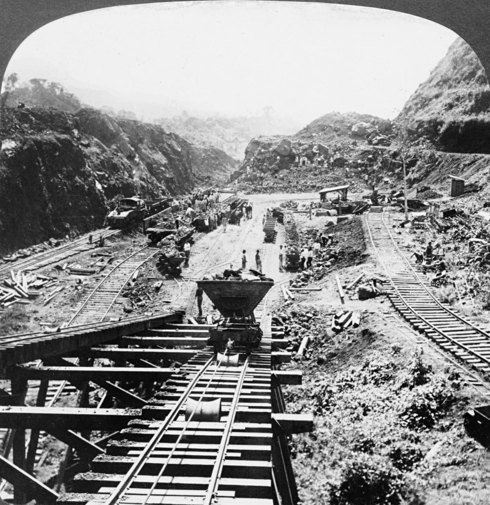 Building the Canal, File:Panama Canal under construction, 1907.jpg - Wikipedia, the free encyclopedia