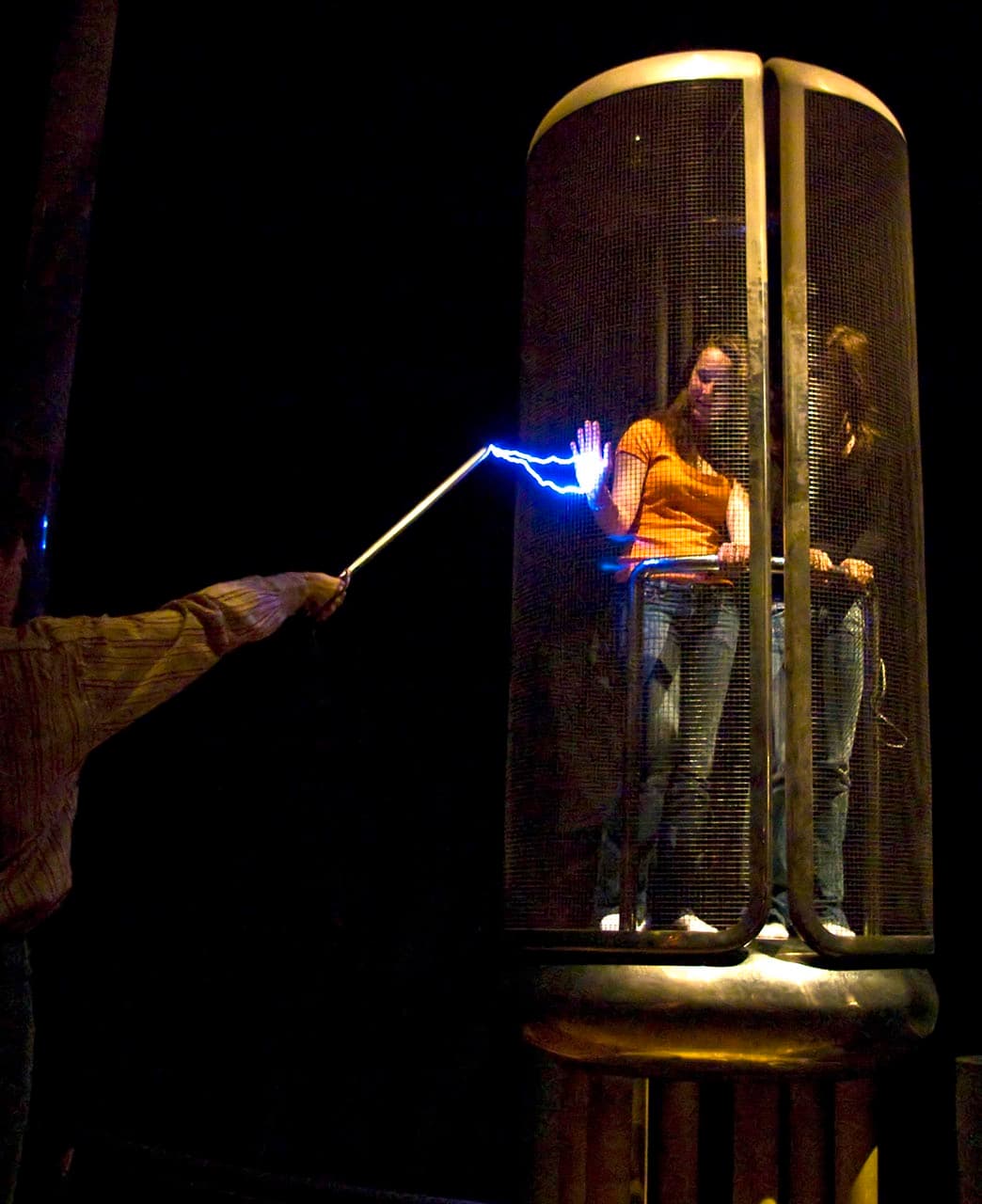 Pioneering Discoveries in Electricity and Magnetism, File:Cage de Faraday.jpg - Wikimedia Commons